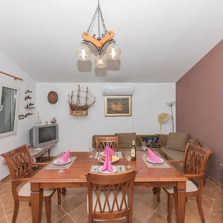 בית כפרי Frane